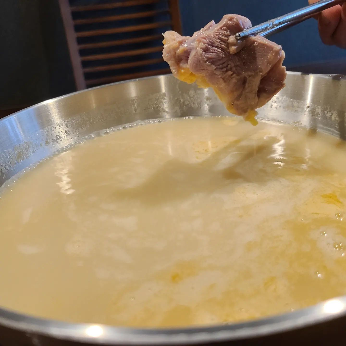 しゃも家の水炊き、２日間じっくり煮込んだスープは白濁濃厚でコ